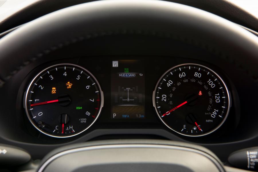 Панель приборов Toyota RAV4 XLE AWD 2018 года  (NA) (фото 31 из 34)